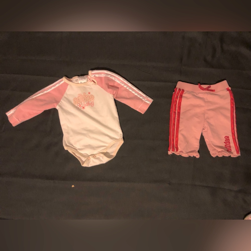 ⭐️⭐️Addidas 24 HR DISCOUNT⭐️⭐️ - Picture 2 of 5